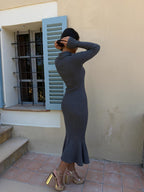 Vestido midi tejido con cuello de cierre, color gris, vista trasera