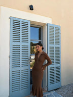 Vestido midi tejido con cuello de cierre, color café, vista frontal